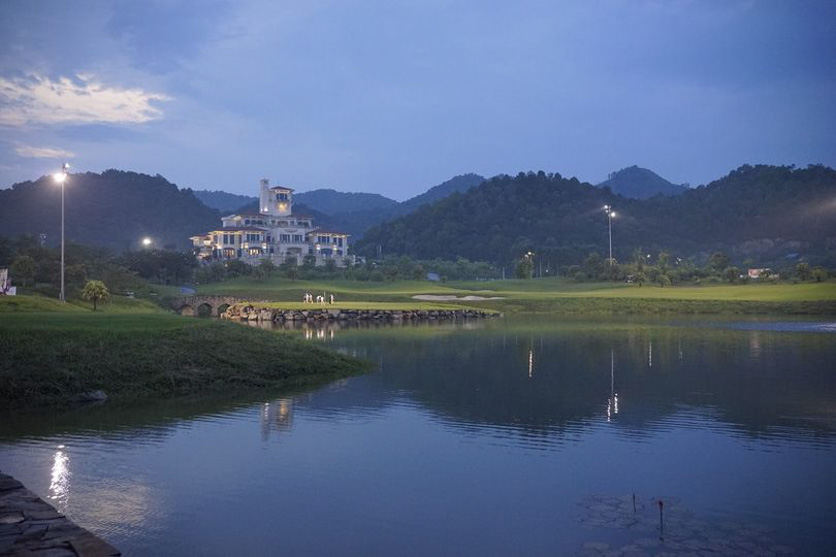 PREMIUM GOLF EXPERIENCE EQUIPPED WITH MODERN NIGHT LIGHTING SYSTEM