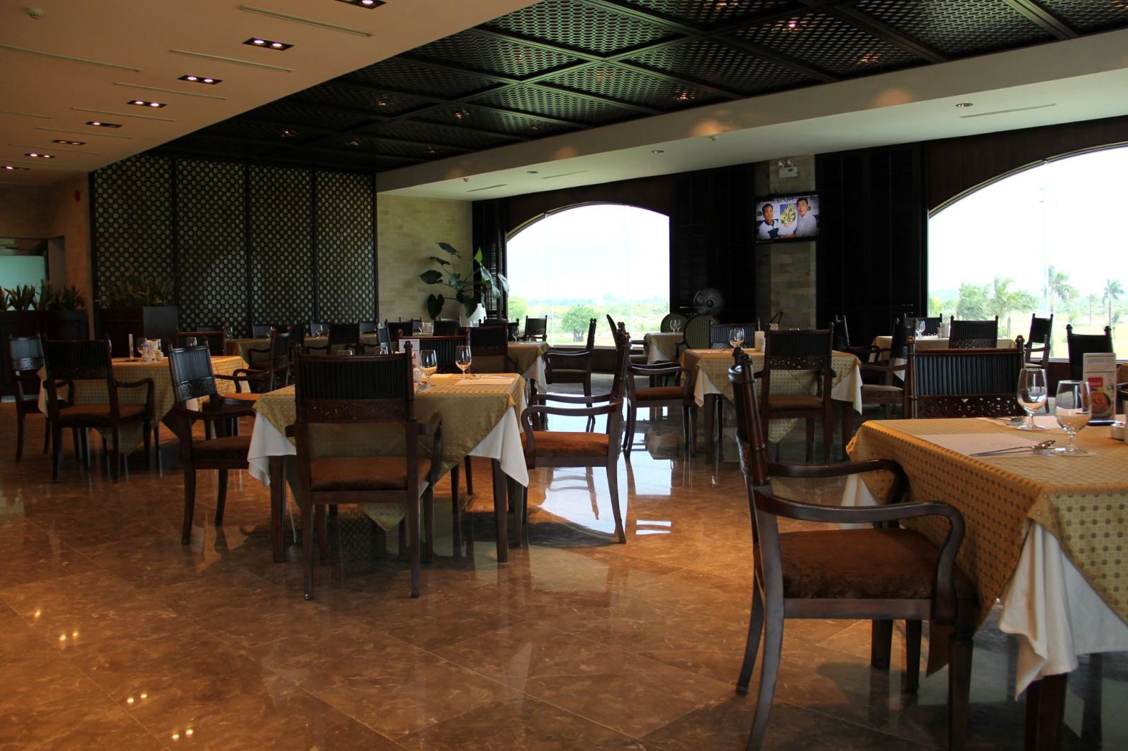 International-Class Restaurant